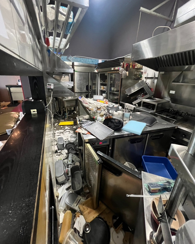 强震过后餐厅厨房一片狼藉。（典藏33观景餐厅提供）