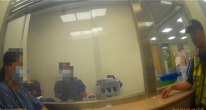 2024年4月3日彰化縣／陳女在網路上認識1名自稱中央研究院人員的網友，誆騙陳女以貨到付款方式購買醫療藥材，陳女臨櫃欲提款50萬元時，警銀聯手阻詐，成功保住陳女辛苦賺來的血汗錢。（警局提供／葉靜美彰化傳真）