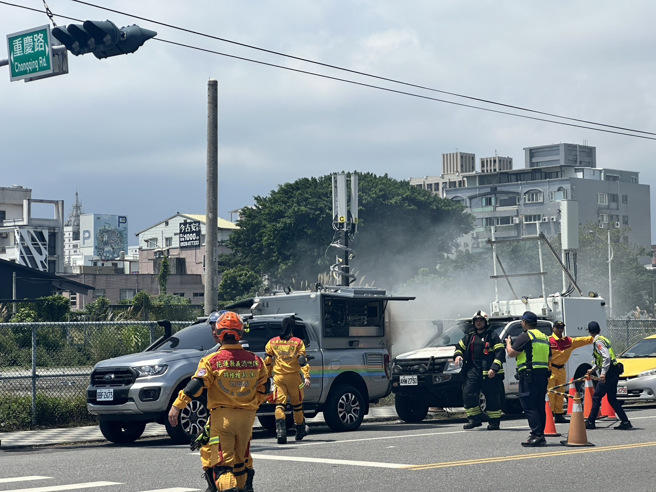 救援過程中，一輛中華電信基地台車疑似一位引擎過熱，突然現在廠冒充濃煙火光。（圖 / 民眾提供）