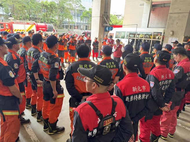 新北市消防局动员集结人力，警消57人、义消50人、外部专家(医师、护理师、土木技师、兽医师)14人、搜救犬3只、车辆20辆，目前在南雅分队前待命，需要支援会随时出发。（新北市消防局提供）