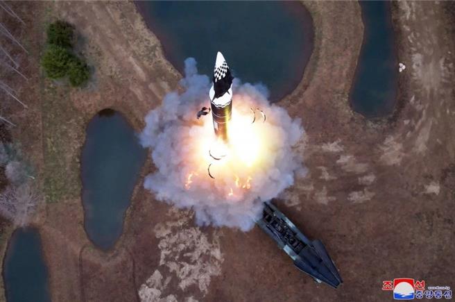 北韓領導人金正恩親自指導「火星炮-16B」中程遠端高超音速彈道導彈發射。（朝中社）