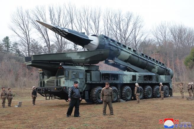 北韓領導人金正恩親自指導「火星炮-16B」中程遠端高超音速彈道導彈發射。（朝中社）