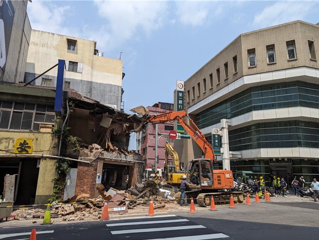 因为地震发生砖墙崩落，市府认为已造成公共安全危害，基隆市义一路、信四路交叉口这栋砖造建筑上午遭市府强制拆除。（张志康摄）