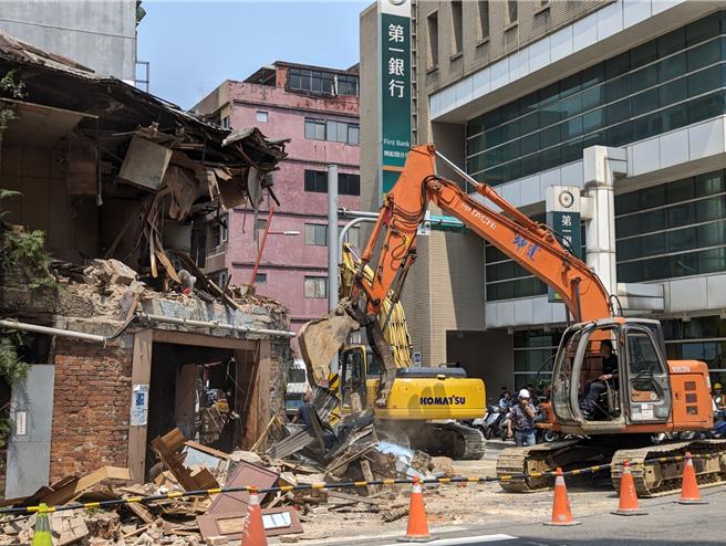 因为地震发生砖墙崩落，市府认为已造成公共安全危害，基隆市义一路、信四路交叉口这栋砖造建筑上午遭市府强制拆除。（张志康摄）