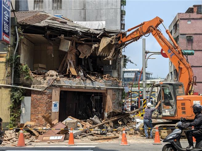 因为地震发生砖墙崩落，市府认为已造成公共安全危害，基隆市义一路、信四路交叉口这栋砖造建筑上午遭市府强制拆除。（张志康摄）