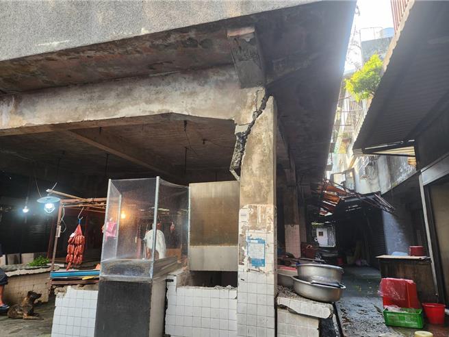 桃园大溪私有三元市场3日经歷地震后，内部梁柱断裂。（黄永林提供／蔡明亘桃园传真）
