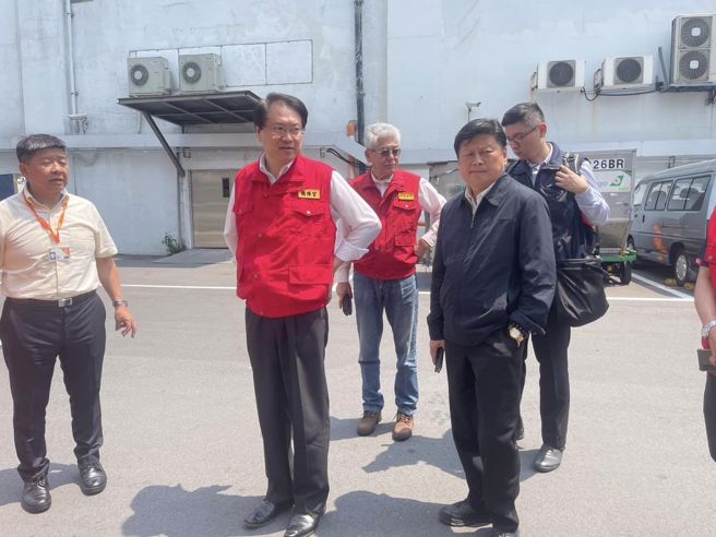 花莲外海发生7.2强震，陆路全线中断，花莲县立委傅昆萁与内政部长林右昌中午搭直升机赶往现场勘灾。(翻摄自傅昆萁脸书)