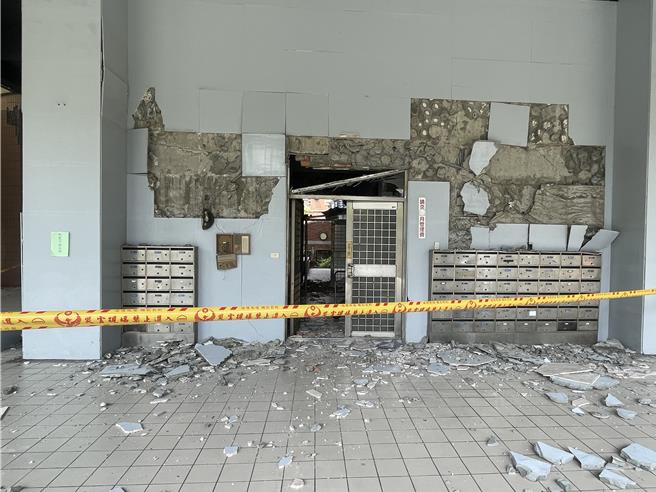 桃園市八德區大智里三元吉第社區的一樓牆壁嚴重破裂，進出口的磁磚大面積掉落。（姜霏攝）