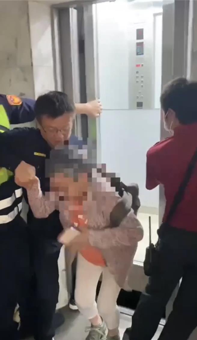敦南所所長呂政隆將八旬老婦從受困的電梯中救出。（翻攝畫面）