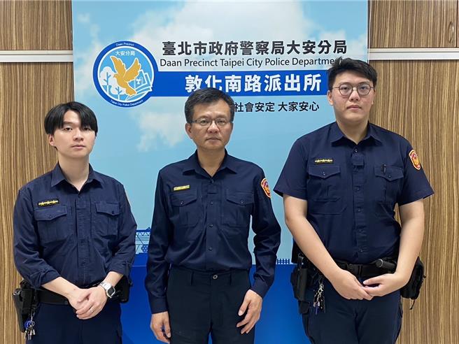 敦化南路派出所長呂政隆（中），與警員陸冠傑、黃一展等人，合力救出受困電梯的老婦。（翻攝畫面）