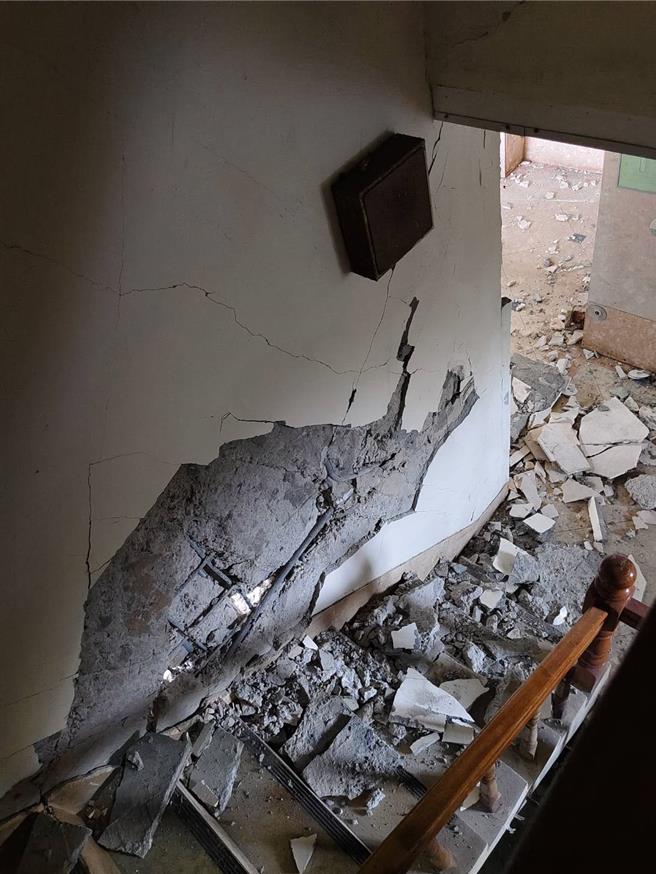 中壢有建案過去造成鄰損，今天大地震後竟牆面掏空，鋼筋裸露，謝美英質疑究竟是天災還是人禍。(謝美英提供／蔡依珍桃園傳真)
