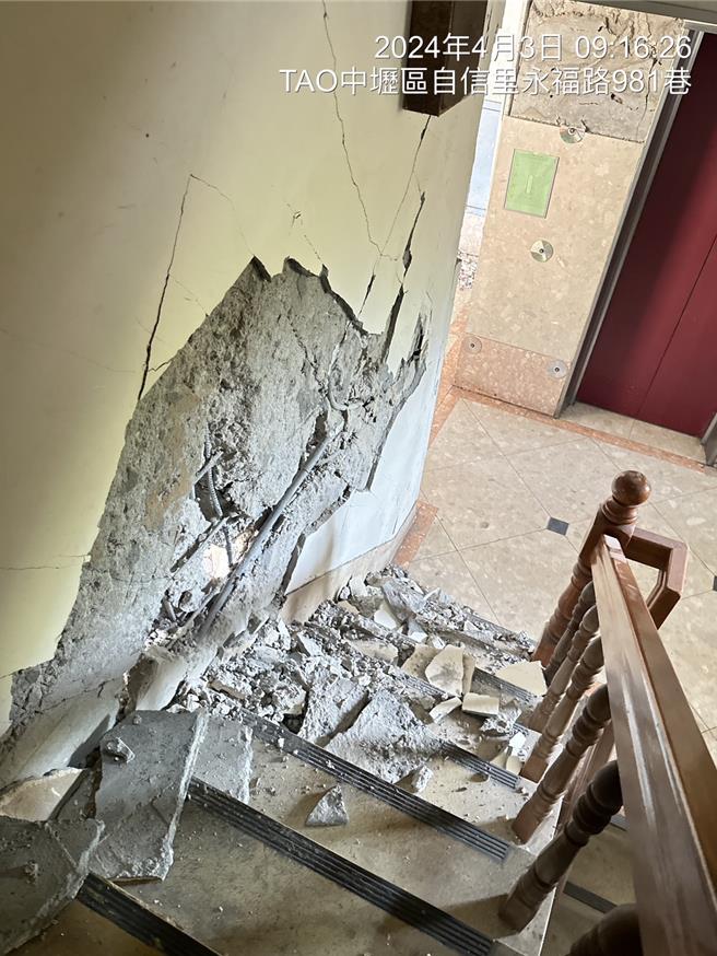 中壢有建案過去造成鄰損，今天大地震後竟牆面掏空，鋼筋裸露，謝美英質疑究竟是天災還是人禍。(謝美英提供／蔡依珍桃園傳真)