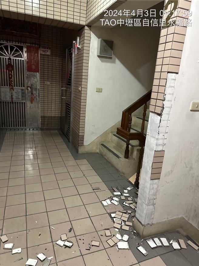 中壢有建案過去造成鄰損，今天大地震後竟牆面掏空，鋼筋裸露，謝美英質疑究竟是天災還是人禍。(謝美英提供／蔡依珍桃園傳真)