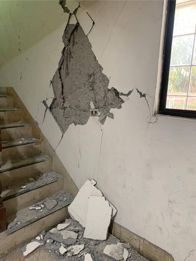 中壢有建案過去造成鄰損，今天大地震後竟牆面掏空，鋼筋裸露，謝美英質疑究竟是天災還是人禍。(謝美英提供／蔡依珍桃園傳真)