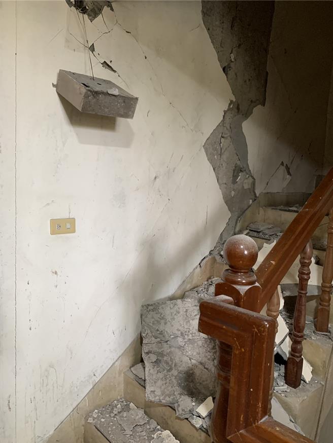 中壢有建案過去造成鄰損，今天大地震後竟牆面掏空，鋼筋裸露，謝美英質疑究竟是天災還是人禍。(謝美英提供／蔡依珍桃園傳真)