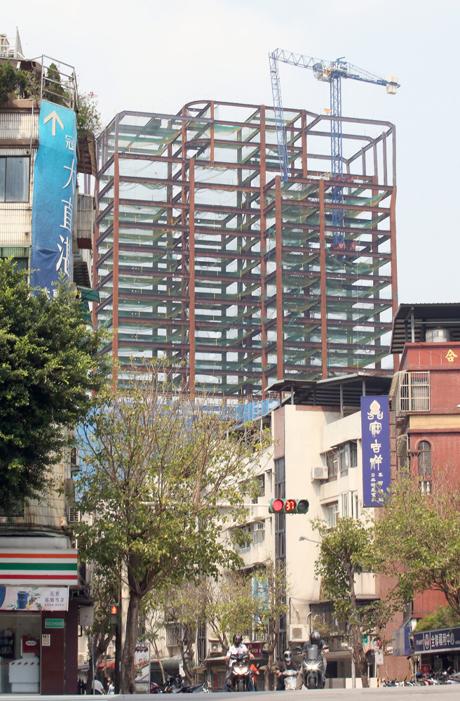 台湾东部海域3日发生强震，台北市大直街一处工地内塔式吊车的吊臂应声折断。（范扬光摄） 