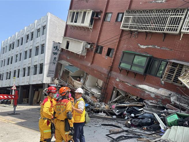 消防署特种搜救队今早赶赴花莲救灾。（消防署提供）