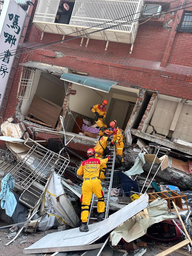 消防署特种搜救队今早赶赴花莲救灾。（消防署提供）