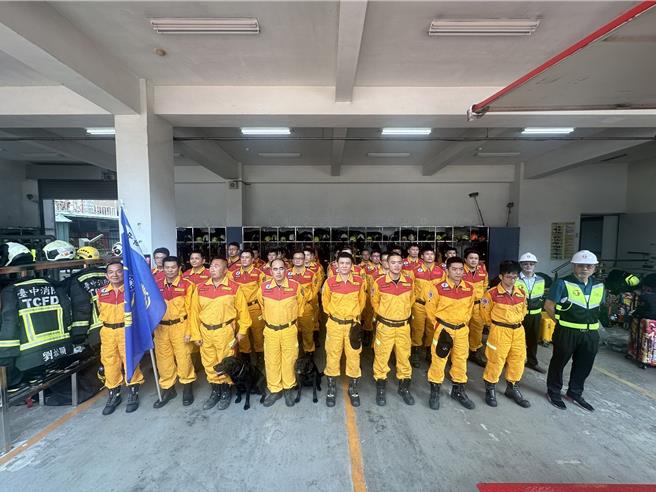 台中市消防局因应0403地震，特搜大队整装待发，随时可投入受灾严重的花莲县进行救灾。（中市消防提供／王煌忠台中传真）