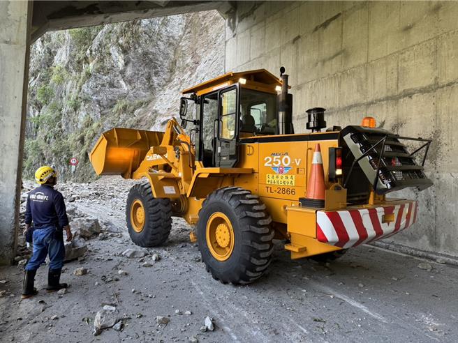 中横便道台中和平路段，受到强震影响多处路段发生坍方、落石，出动大型机具进行抢通。（中市消防提供／王煌忠台中传真）