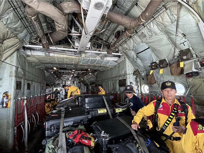 花蓮強震造成全台4死50餘傷，屏東特艘大隊首梯救災人員15人3日中午會同高雄特搜12人從屏東空軍基地出發飛抵花蓮機場，將前進被震到傾斜45度的「天王星大樓」救災。（謝佳潾攝）