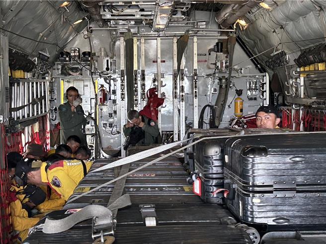 花蓮強震造成全台4死50餘傷，屏東特艘大隊首梯救災人員15人3日中午會同高雄特搜12人從屏東空軍基地出發飛抵花蓮機場，將前進被震到傾斜45度的「天王星大樓」救災。（謝佳潾攝）