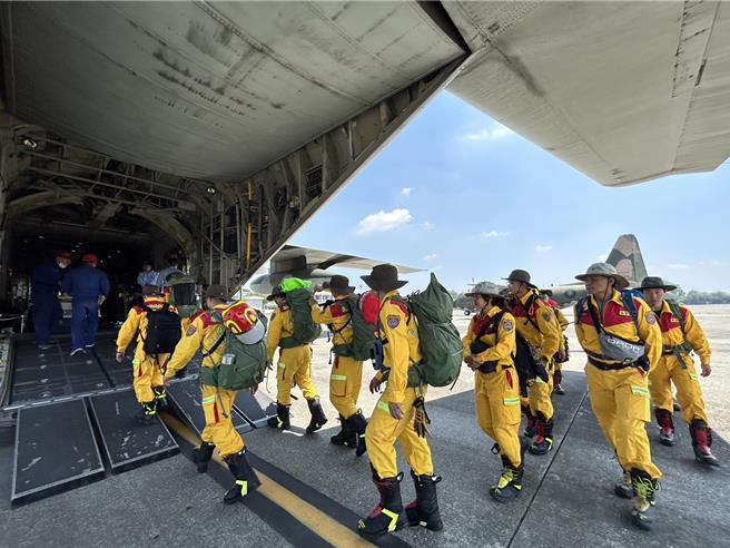 花蓮強震造成全台4死50餘傷，屏東特艘大隊首梯救災人員15人3日中午會同高雄特搜12人從屏東空軍基地出發飛抵花蓮機場，將前進被震到傾斜45度的「天王星大樓」救災。（謝佳潾攝）