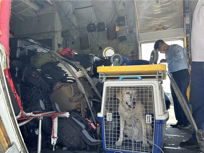 花蓮強震造成全台4死50餘傷，屏東特艘大隊首梯救災人員15人3日中午會同高雄特搜12人從屏東空軍基地出發飛抵花蓮機場，將前進被震到傾斜45度的「天王星大樓」救災。（謝佳潾攝）