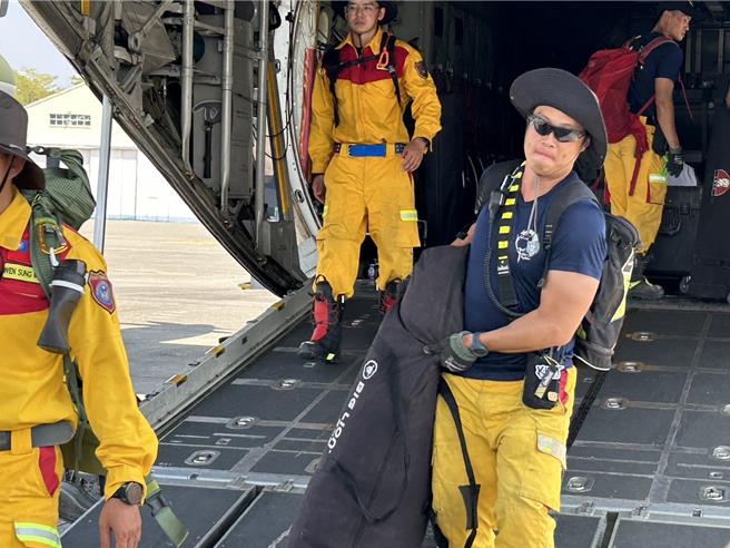 花蓮強震造成全台4死50餘傷，屏東特艘大隊首梯救災人員15人3日中午會同高雄特搜12人從屏東空軍基地出發飛抵花蓮機場，將前進被震到傾斜45度的「天王星大樓」救災。（謝佳潾攝）