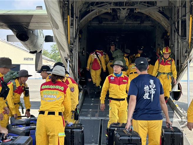 花蓮強震造成全台4死50餘傷，屏東特艘大隊首梯救災人員15人3日中午會同高雄特搜12人從屏東空軍基地出發飛抵花蓮機場，將前進被震到傾斜45度的「天王星大樓」救災。（謝佳潾攝）