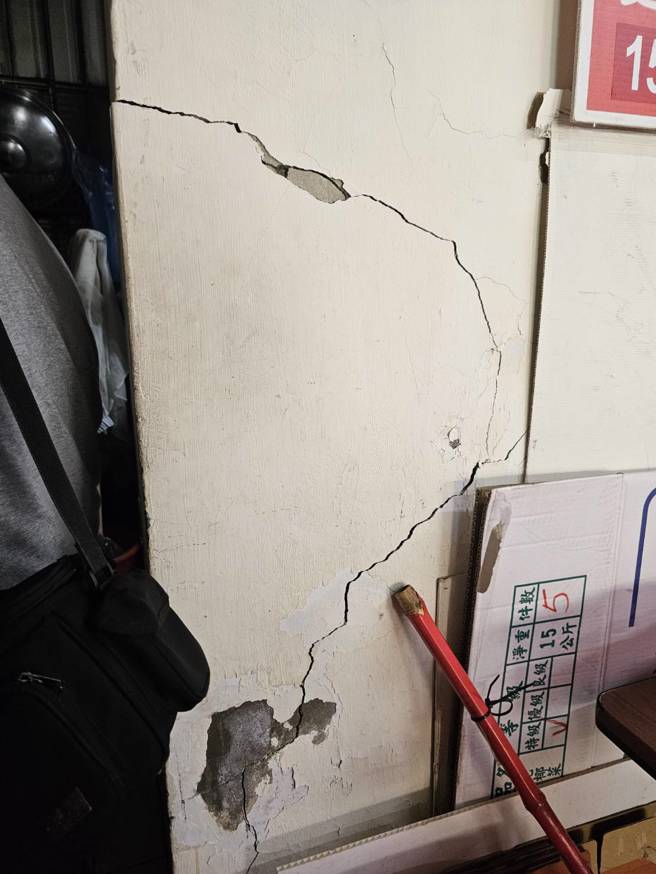 火鍋店內牆壁出現裂痕。(游定剛拍攝)