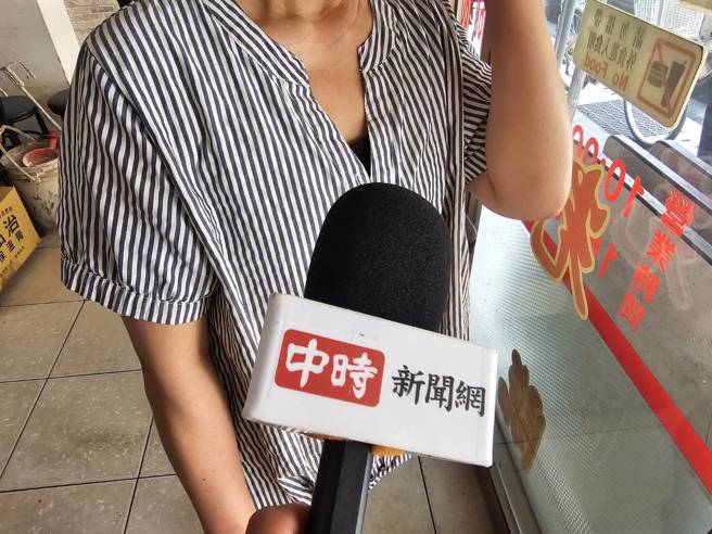 火鍋店老闆娘對於今早強震仍餘悸猶存。(游定剛拍攝)