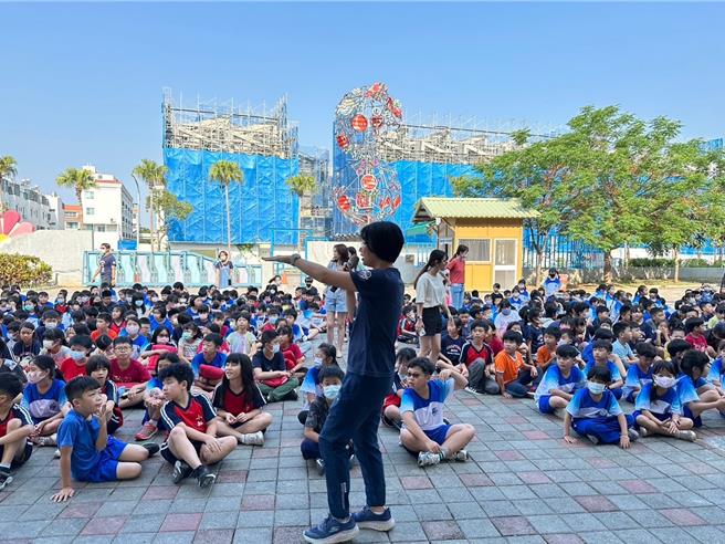 莲潭国中小学800多名师生在体育馆遇到花莲强震，疏散至户外进行地震机会教育。（莲潭国中小学提供／宝智华台南传真）