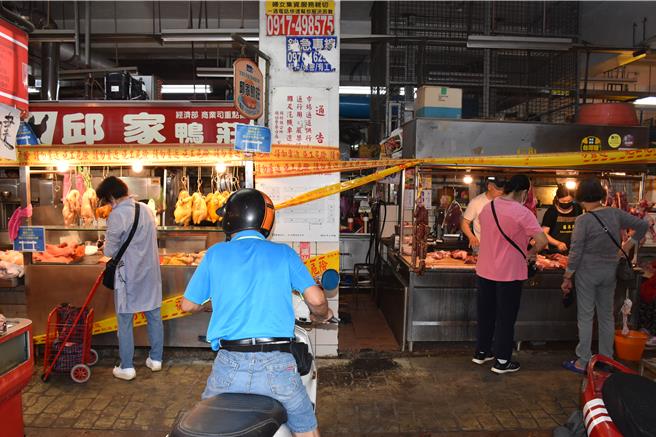 头份市公所已将中山市场拉起封锁线，同意摊商延长营业至4月7日为止。（谢明俊摄）