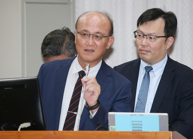 教育部次長林騰蛟（中）體育署署長鄭世忠（右）3日赴立法院專案報告「完善國家代表隊選手權利義務及健全我國運動產業環境」並備詢。（姚志平攝）