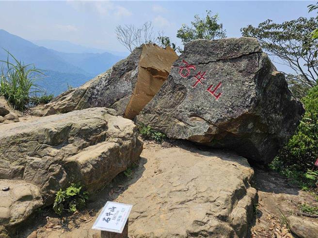 关西镇知名小百岳石牛山因3日地震导致山顶巨石裂开，惹得一票网友惊呼。（锺先生提供／邱立雅竹县传真）