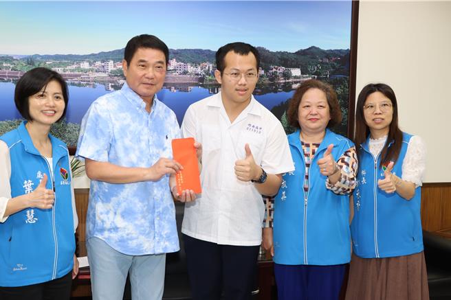苗栗縣長鍾東錦頒贈獎勵金。（苗栗縣政府提供／李京昇苗栗傳真）
