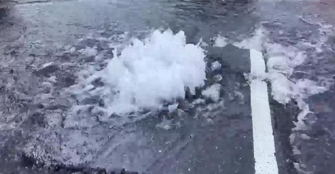 关庙南雄路二段今早在地震过后，路面的自来水管排气阀疑似错位，水从马路「爆开」。（曹婷婷摄）