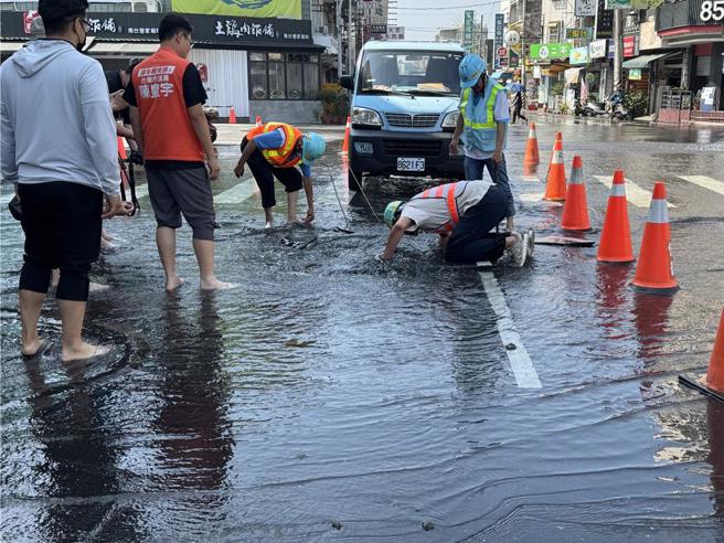 自来水公司人员到场完成抢修。（曹婷婷摄）