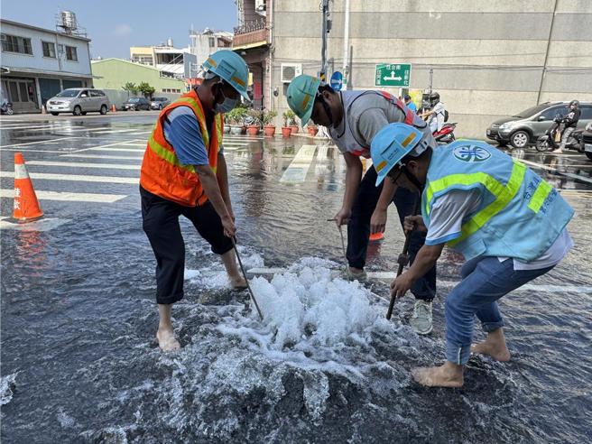 关庙南雄路二段今早在地震过后，路面的自来水管排气阀疑似错位，导致路面「淹水」。（曹婷婷摄）
