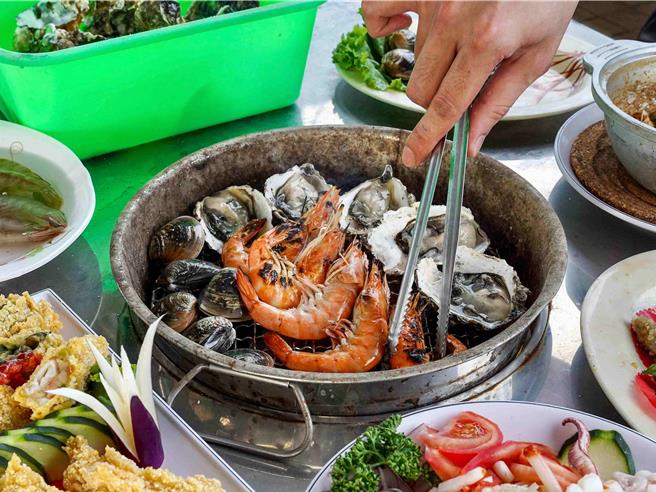 嘉义县是国内牡蛎重要产地，近年蚵烤吃到饱崛起，光东石乡烤蚵店就有近20家，却也不时传出有民眾享受烤蚵大餐后上吐下泻。（嘉义县政府提供∕吕妍庭嘉义传真）