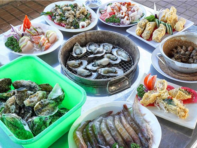 嘉义县是国内牡蛎重要产地，近年蚵烤吃到饱崛起，光东石乡烤蚵店就有近20家。（嘉义县政府提供∕吕妍庭嘉义传真）