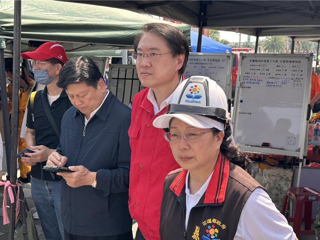 林右昌表示，这次地震来的突然，铁路中断，也跟交通部长王国材联繫，希望能够加班机，但数量可能有限，会加快抢通铁路，预计明天凌晨铁路部分可以抢通不过是单向通车。（内政部提供／游念育台北传真）