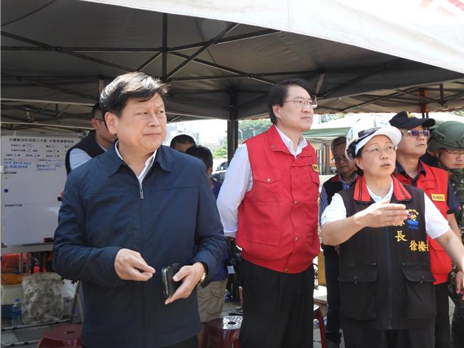 內政部長林右昌（中）、立委傅崐萁（左）、縣長徐榛蔚（右）到「天王星」大樓勘災。（羅亦晽攝）