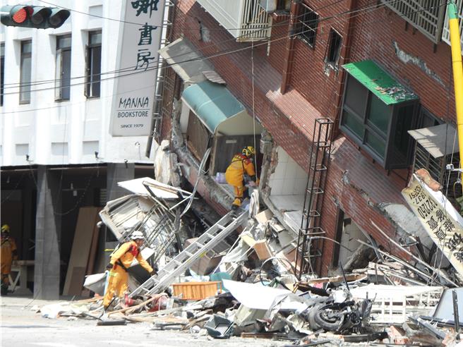 「天王星」大樓嚴重傾斜，傳仍有1人受困。（羅亦晽攝）