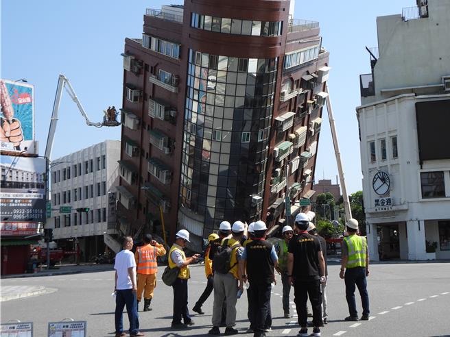 「天王星」大樓嚴重傾斜，傳仍有1人受困。（羅亦晽攝）