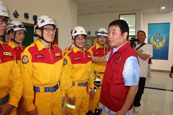  花莲县3日上午发生7.2强震，地震发生后，苗栗县长锺东锦迅速宣布苗栗县灾害应变中心3级开设，并立即赶往消防局坐镇掌控县内灾情。（苗栗县政府提供／谢明俊苗栗传真）