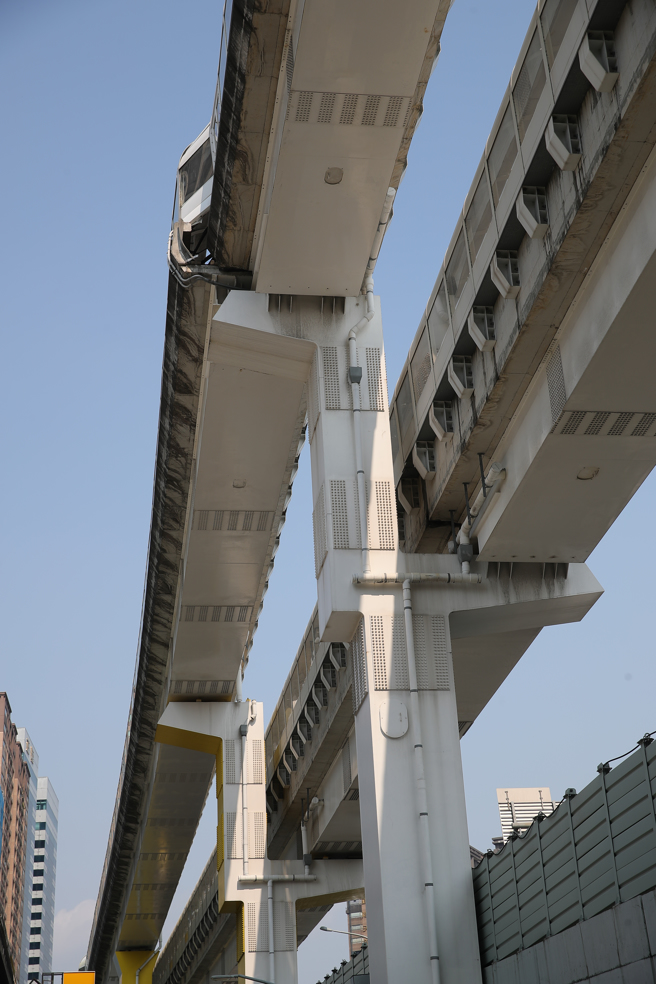 今早7時58分台灣東部海域發生芮氏規模7.2地震，全台有感，新北捷運環狀線中原站到板新站之間的一段軌道出現錯位，明顯看出往外側偏移。（黃世麒攝）