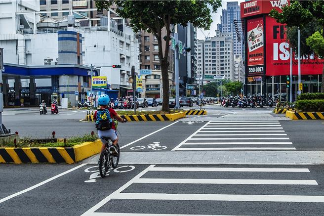 新竹縣自行車車禍攀升，目前僅竹北市光明六路設置「自行車專用道」，縣府將檢視事故路段，檢討人行道寬度，設置「人車共道」標誌。（羅浚濱攝）