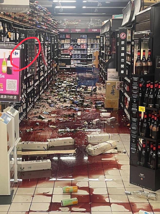 家乐福新店24小时分店今（3日）酒类专区因强震散落一地，业者表示无人员伤亡。（翻摄脸书爆废公社）
